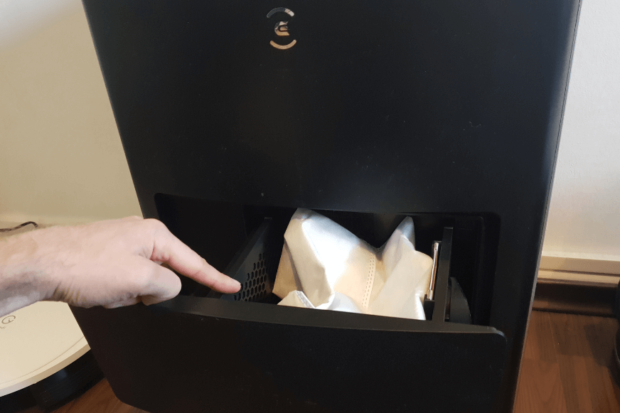 Der Luftfilter in der Absaugstation des Ecovacs Deebot X1 OMNI ist in der Nahaufnahme zu sehen.